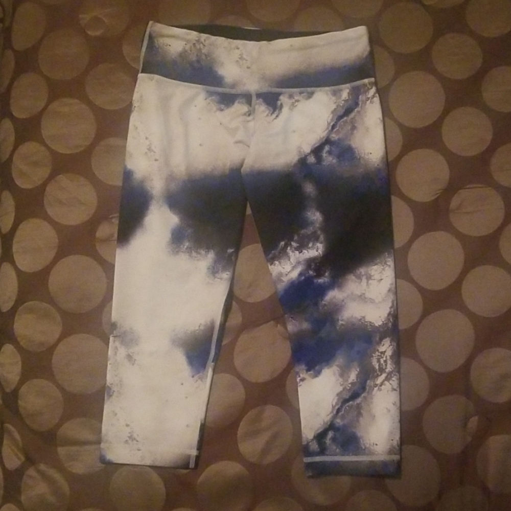 Lululemon Crops "Milky Way " Size 8